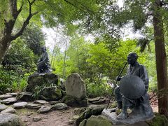 日枝神社からさらに戻ると芭蕉と曾良の像がありました。