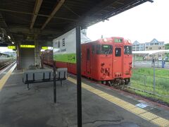 今回の旅３日目の朝、倉吉駅から出発です
06：53 発の鳥取行き普通列車に乗車、今日もたらこ色のディーゼル列車キハ40です