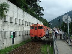 10：44 餘部駅に停車、今回はちょっと下車観光してみます、ホームには多くの人が