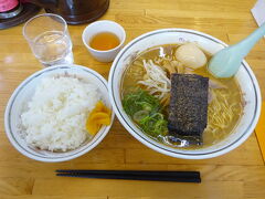 席に案内されて間もなく、来ました！ハルピンラーメンです。
中国から伝来した製法に、青森県産のにんにくを特製醤油に3年以上漬け込み、唐辛子や昆布など何種類もの食材と共にさらに1年以上漬け込んで、計4年もの歳月をかけて熟成発酵させた『秘伝の寝かせダレ』を使用したラーメンで、独特の甘みとピリッとした辛さがあります。
にんにくも長い間寝かせてある為、臭いはほとんど残らないそうです。
また、秘伝のタレは重くて丼の底に沈んでしまう為、食べる時は丼の底から麺を持ち上げてスープと絡ませる様にして食べるのがコツらしいです。