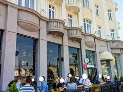 ホテルライオンソフィア
ライオン橋を渡るとすぐの角にある老舗ホテルです。ホテル外のカフェが賑わっています。
７月初め、コロナは少し落ち着いていて、観光客で一杯です。