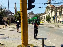 マリアルイザ通り
右：中央ソフィア市場ホール　左：バーニャ・バシ・ジャーミア