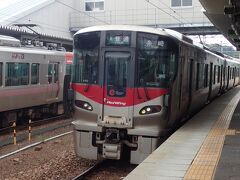 電車の本数が少ないです。30分位待ってやっと電車が来ました。