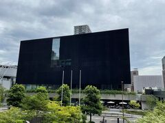 2022年春、大阪の中核であり水都のシンボルである中之島に新しい美術館が誕生しました。
外観は「ブラックキューブ」と称される大きな黒い立方体、斬新なデザインです。

