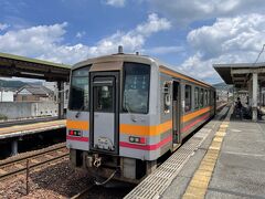 １０：５６　佐用駅に到着、こちらでも津山行きに接続です