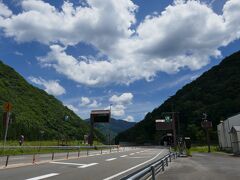 12:00 東海北陸道、飛騨河合PA
トンネルばかりの区間の狭間のPA