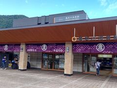 鬼怒川温泉駅には定刻13:37に着きました。
鬼怒川温泉駅の駅舎です。