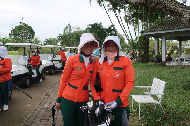 ◇Pattaya  Country Club<br />愛嬌あるキャディさん....まじめにグリーン読んでくれました。<br />グリーン状況は、イマイチで遅かった。