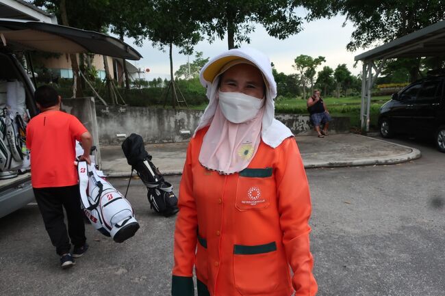 ◇Pattaya  Country Club<br />Linksゴルフバー<br />競技費＋送迎費＝550バーツ<br /><br />年配の真面目キャディさんでした。