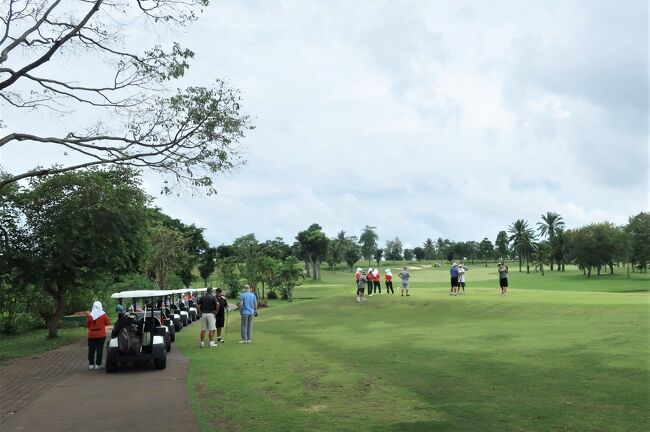 ◇Pattaya  Country Club<br /><br />競技で、同伴者がカート利用でしたので、合わせてカート利用。<br />参加欧米人さんたちは、シルバー年代。<br />日本からのフライトより２倍以上時間かかりますが、やってきます。