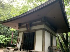 光明寺の東側にある普門院にやってきました。
しかし、こちらは光明寺よりも荒れていて、
本堂は改修工事なのか、
足場で覆われていました。
入ってすぐにあった毘沙門堂です。