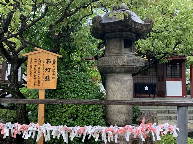 塩原太助奉納の石灯籠です。