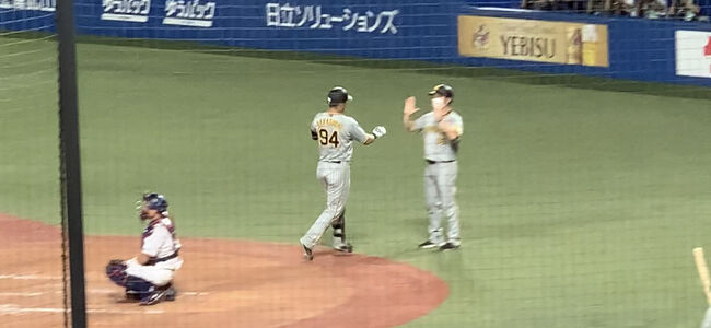 原口のホームランで追加点です。<br />弾丸ライナーで、観客が息をのみました。