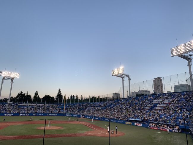 屋根がないのは気持ちいいですね。<br />まだコロナの影響か、全体を見ても3割くらい空席が見られます。<br />プロ野球は4月から最速で制限解除になりましたから。<br />隣がぎゅうぎゅうだと、逆に遠慮しますよね。<br />しかし、酒類をグイグイ飲むのんべの人は、<br />よく大声を出さずに居られますね。<br />マナーがよいのか、そういう静かな性格の人なのか、<br />阪神がディフェンス中はそんなくだらない想像で時間をつぶします。