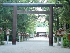 博物館を出て、近くの宮崎神宮を参拝。神武天皇をおまつりしています。荘厳な雰囲気。