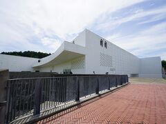 青森県立美術館の設計は建築家の青木淳さんによるもので、隣接する三内丸山遺跡の発掘現場に着想を得ています。
「三内丸山遺跡の発掘現場にホワイトキューブが降りてきた」イメージがあるそうです。