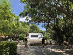 濃い緑の中を歩いて行くと、沖縄戦の翌年（1946年）に建立された慰霊碑がある。
この場所は学生の頃に訪れた。
沖縄の医療専門学校との交流会が目的の修学旅行は、当初２泊３日の予定だった。
しかし…