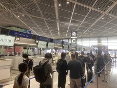 成田空港第１ターミナルでのチェックインは３時間前から開始で、時間を合わせて来ましたが、既に行列ができていました。今回のバンコクへは初めてZIP Air Tokyoで行きます。何か節電の関係かもしれませんが、ターミナル内が暗く感じたのは気のせいでしょうか。
今回、預け入れの荷物は無く、夫婦共々バックパックでの旅なので機内持ち込みでサイズ・重量ともＯＫ、ワクチン接種証明書を確認されて、手続きは完了。
座席指定は追加料金は搭乗券購入時に支払い済みで、この後出国手続きとなります。