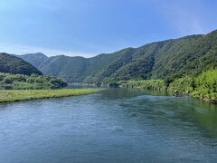 何とか目的地へたどり着けそうです。
ただ今15:12
起点から33km
もうひとつ、佐田沈下橋を見ておきましょう。

ここは中村の町からも近いので、観光客も多いです。
車でやってきた汗もかいていないおしゃれっぽいグループが映える写真を撮ろうと励んでいます。
勝手なもので、これまで無人の地を走ってきたせいか、ちょっと自分のスペースを邪魔された感覚すらします。←繰り返しますが勝手な感想です