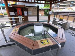 温泉街の足湯。暑いからか、誰もいません。定山渓温泉の湧出量は毎分8600リットル、温度は60度～80度という高温なのです。