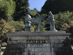 山内一豊と妻の像。
本丸跡に建つ山内一豊公と妻千代の像。