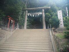 早朝自宅を出て、最初に訪れたのは君津にある人見神社です。
山の上に有る神社ですが、山頂に駐車場があります。
但し、車のナビ通りに行ったら麓の駐車場に着いてかなり階段を登ることに成りました。