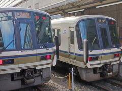 初日の新大阪までの移動は、１８きっぷを利用しますので、奈良から大和路線経由でなく、あえて、京都線で「みやこ路快速」で京都、京都から「新快速」で新大阪へ向かいます。

乗ってきたみやこ路快速は、京都駅で折り返しの区間快速奈良行きに変わりました。