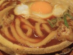 １１時過ぎに名古屋駅に到着。ちょっと早いですが、名古屋駅地下のエスカにある山本屋本店　エスカ店で味噌煮込みうどんの昼食です。出汁の味が味噌に負けずにしっかり出ていて、スープは美味しかったのですが、うどんはボソボソ感があり、好みではなかったなぁ～。