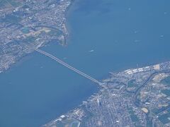 琵琶湖にかかる2本の橋。
