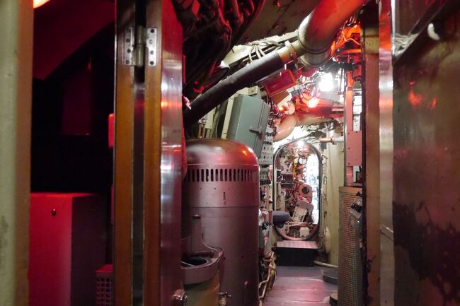 その中に入れました!<br />なお、軍事マニアでもなんでもないです(;^_^A<br />オールボーの(有名な?)観光名所を訪問できれば まあいいやって感じです(^^;)<br />なんにせよ、ユトランド半島にもきちんと訪問できたので これでデンマークを(胸張って)訪問済みにできます(笑)<br /><br /><br />で、ここからオールボー空港にバスで戻る予定でしたが、チケットがバスカードのようなものか現金(デンマーク・クローネ？)のみでした(;&#39; &#39;)<br />どちらも持っておらず、まさかのバスに乗れず(-&quot;-)<br />Uberを使おうとすると、デンマークはUberの対象外でした...<br /><br />もうしょうがないので、数キロ歩いてオールボーの中心街に戻り、そこでタクシーを拾って空港に戻りました...体力とお金の無駄になりましたね┐( -”-)┌