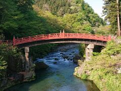 自然豊かな山奥らしく綺麗な水が流れる大谷川と
その上にかかる赤い色の神橋