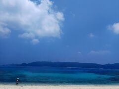 着きましたよ安室島！

ここを選んだのは去年渡嘉敷島の宿で出会ったダイバーの男の子からシュノーケルするならおすすめと教えてもらったから。