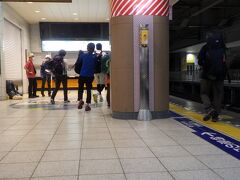 ８/１９　23:40　東武鉄道・北千住駅・特急改札口前
利用客の殆どが、登山客です。