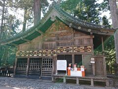 神厩舎という建物です。
日光東照宮に仕える新馬の馬屋です。
三猿の彫刻が大変有名です。
