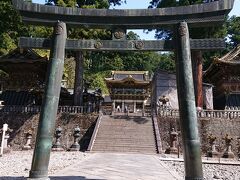 青銅鳥居と中央に上神庫が見えます。奥には陽明門も見えます。