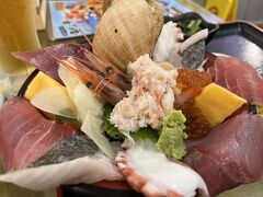 お昼に食べたかった念願の海鮮丼を夕食に?駅ビルの中で便利な立地ですが、侮るなかれ。本格的です。行列もできてました。
海鮮丼、小鉢、お新香、お味噌汁のセットで2000円くらい。ごはんは大中小と選べたので中で。
見てください、この溢れるお刺身(*´∀`)♪バイ貝の貝殻も雰囲気出ていいね。
一つ一つがとっても新鮮で美味しいんですよ??全部美味しかったけど、特に太刀魚ってこんなに美味しいお魚だったんだ！？と印象深かったです。
お味噌汁は大ぶりのあさりかな？もしや蛤？こちらもいい出汁で美味しかった。
やっぱり産地で食べるものは違いますね～。