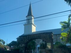 雲一つない青空とモクアイカウア教会の建物