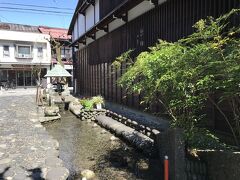 駅から郡上八幡旧記念館庁舎へ向かう、古い町並み。

やなか水のこみち。
名水の町を実感する綺麗な清流流れる石畳の路地裏。
界隈には3つの美術館・民芸館側あり、別名美術館通り通り呼ばれる。