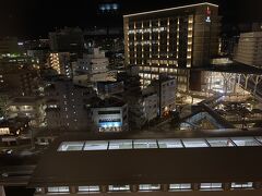 部屋からの夜景。
ゆいレール旭橋駅とその向こうにカフーナ旭橋・那覇バスターミナル。