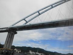 内海大橋をくぐります。写真ではうまく撮れませんでしたが、くの字型に曲がった橋です。