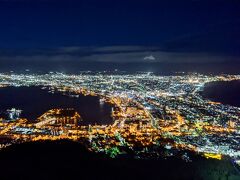 函館山展望台からの夜景です。
トリップアドバイザーの「行ってよかった夜景TOP20」で１位になるほどの夜景とのことです。
高層ビルが少なく明かりが一面に広がって、綺麗に感じるのかな。
独特な地形からくる海とのコントラストも面白く感じました。

帰りは山頂から出ているロープウェイに乗ろうかなと思っていましたが、たくさんの人が並んでいたため断念してバスで帰りました。