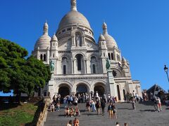 白く輝くビザンティンスタイルのサクレ・クール聖堂。
パリの他の教会がグレーがかった色をしているのに比べて、この聖堂は真っ白。
比較的遅めの時代に建てられ、その頃のパリはすでに石を取り尽くしていたため、別の場所から石を運んできたから。