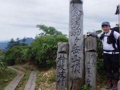 会津駒ケ岳山頂
標高2,133ｍ。登頂です。左手奥に燧ヶ岳が写っています。