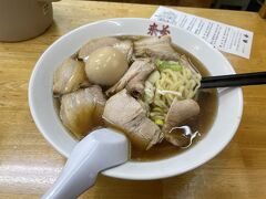 お腹が空いたので駅前広場からちょっと歩いたところの喜多方ラーメンのお店でチャーシュー麺をいただきます。
喜多方ラーメンは麺の太さとかスープが私好みなんです。