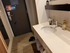 　ホテルに着きました。　「JRイン札幌駅南口」

　ドアを開けて、　部屋の中に洗面台があるのに驚き。　　でもこれ、使い勝手が良かった。　　夫がトイレやシャワールーム使っている時、便利でした。