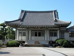 善福寺公園に行きました。しかし周囲の道路は全て非常に狭く、3周しましたが、車を駐める場所が全くないので諦めました。
地名になっているお寺に向かいました。

曹洞宗 善福寺（東京都杉並区善福寺）

山門は開かれ、境内はゴミひとつなく掃き清められていて、隙のない雰囲気です。駐車場に車を駐めて、静かに参拝しました。



