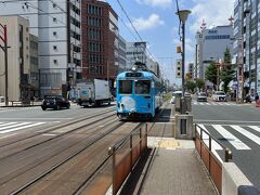 アーケードを歩くとすぐに大橋通電停に着きます。
路面電車でJR高知駅に向かいましょう。

■大橋通→とさでん交通→はりまや橋
単に青い塗装の電車かと思っていたら…