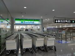 　中部国際空港セントレアから出発です。　　　その前に一つ用事があります。

　中部国際空港駅に着いてすぐのコンビニ「ファミマ」に行きます。