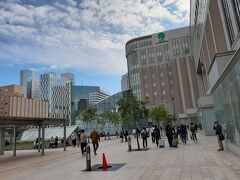 　札幌駅に着きました。　　　　　　　　　南口に出ると、広場になっていて、ここでイベント等開催されるそうです。