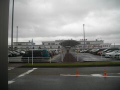 ＪＲで小松駅にゆく予定だったが、普通電車が運休になったため小松空港行きリムジンバスで空港へ直行。小松近辺は曇だったが、今にも降りそうな怪しげな天気。